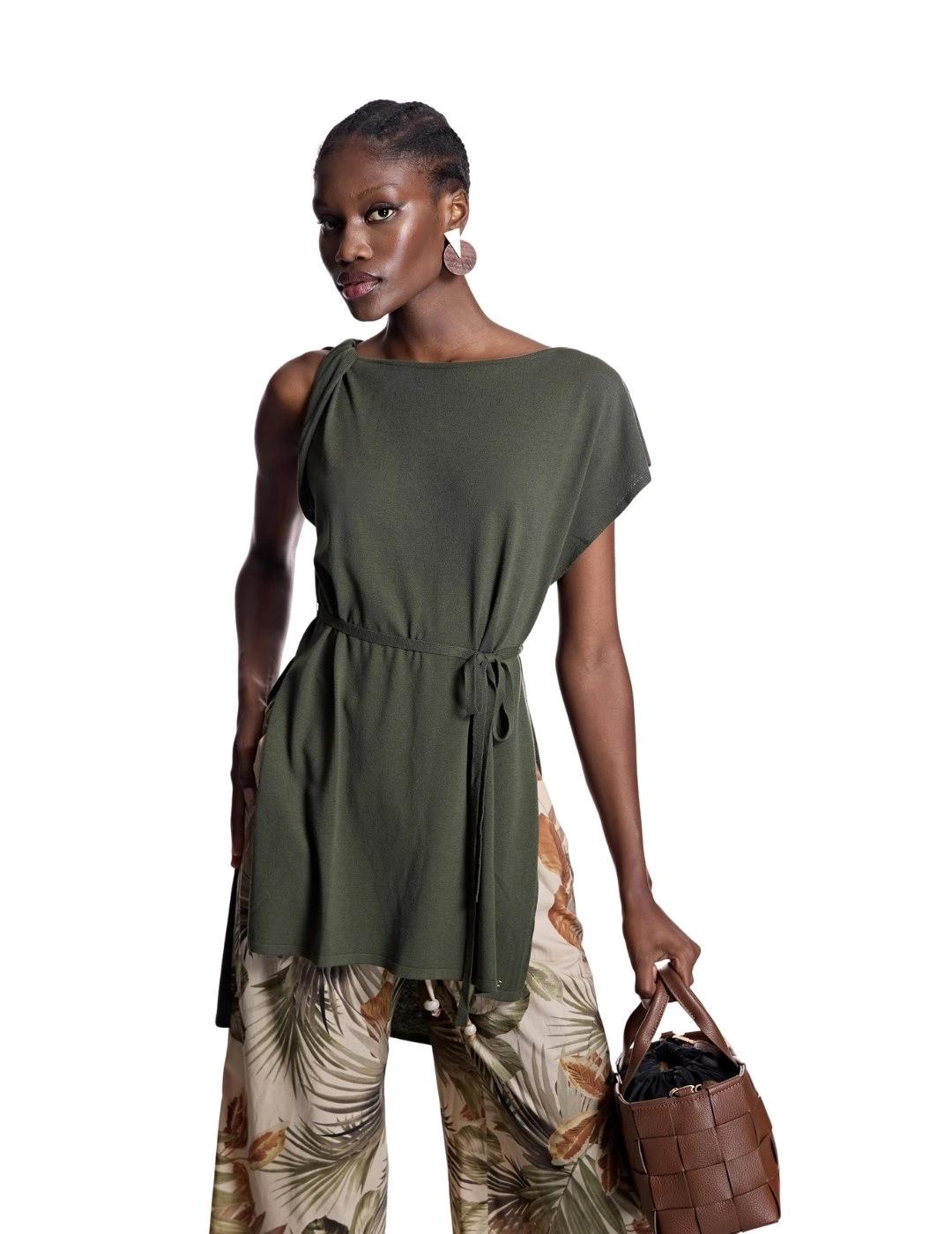 Alba Conde Top de punto Kaki largo