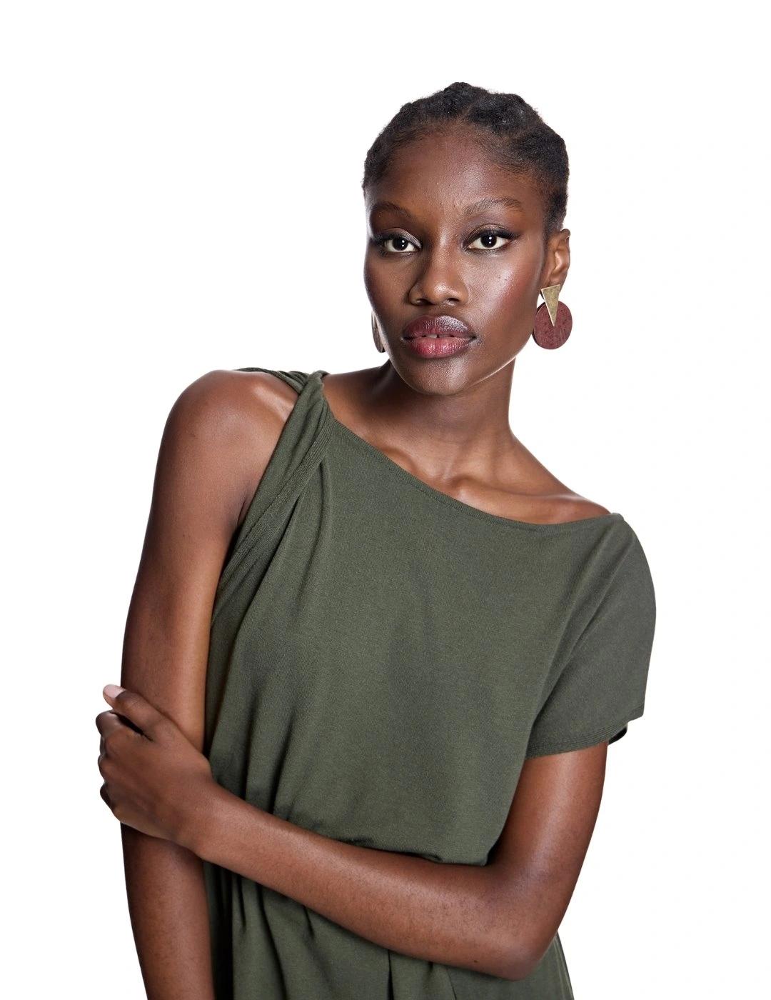 Alba Conde Top de punto Kaki largo