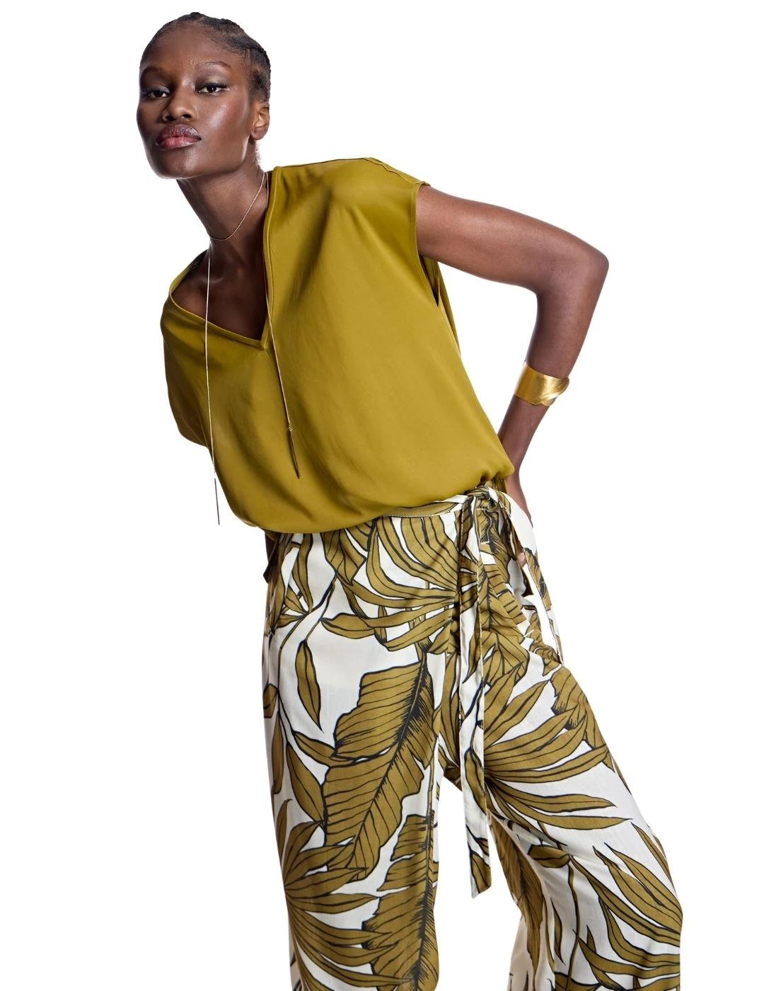 Alba Conde Pantalón cruzado estampado verde