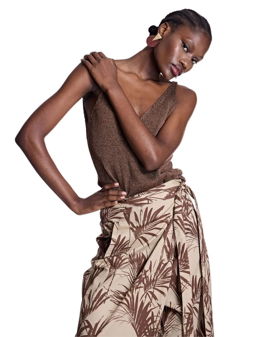 Alba Conde Pantalón estampado hojas marrón