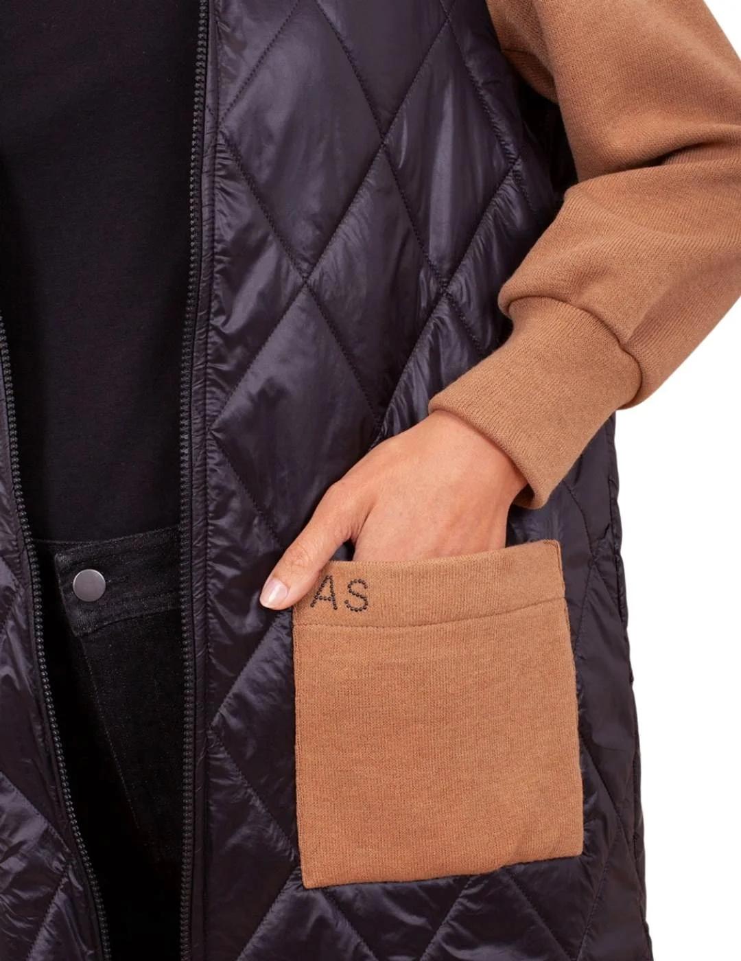 Anna Mora Abrigo Acolchado Negro y beige