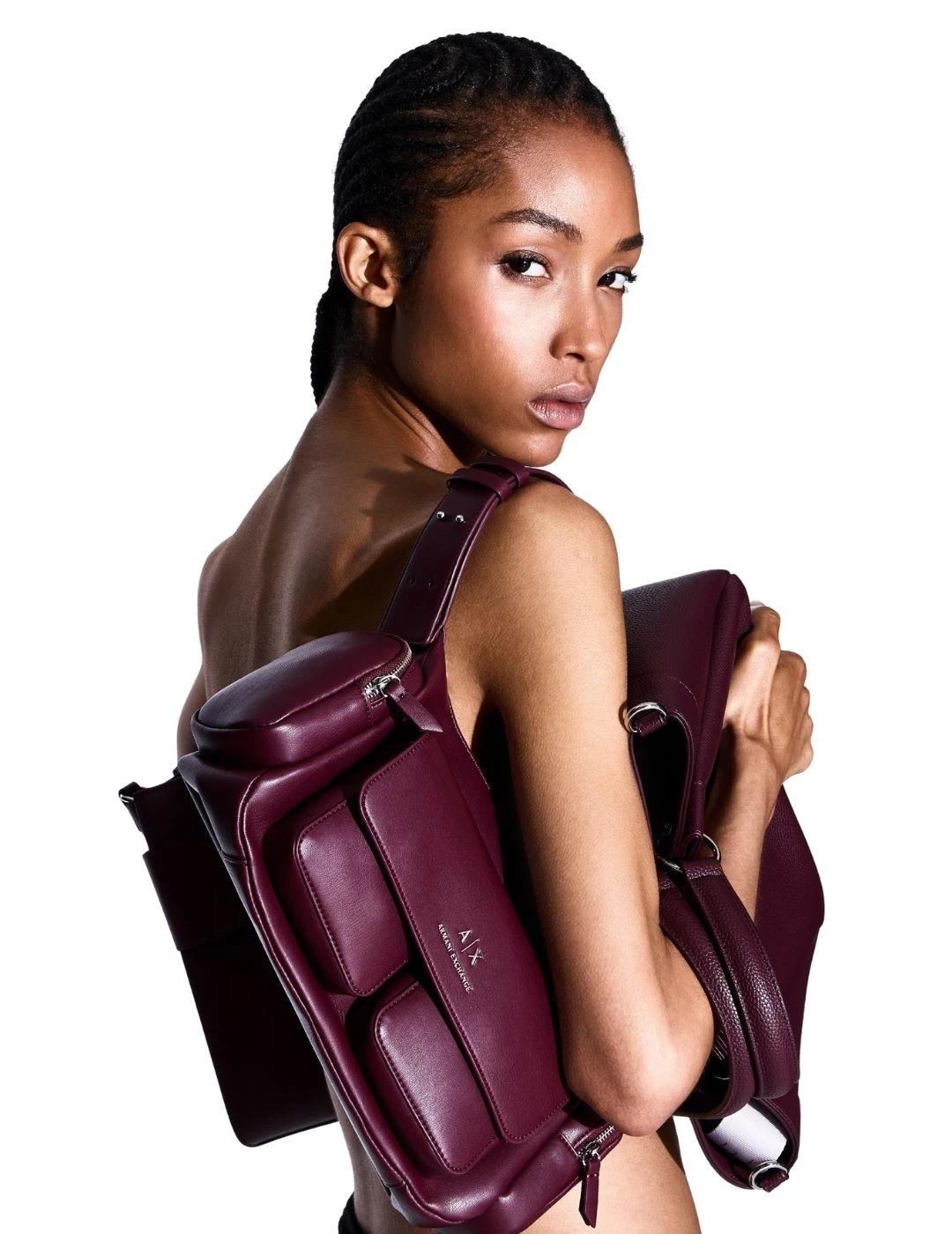 Armani Bolso de hombro grande Granate