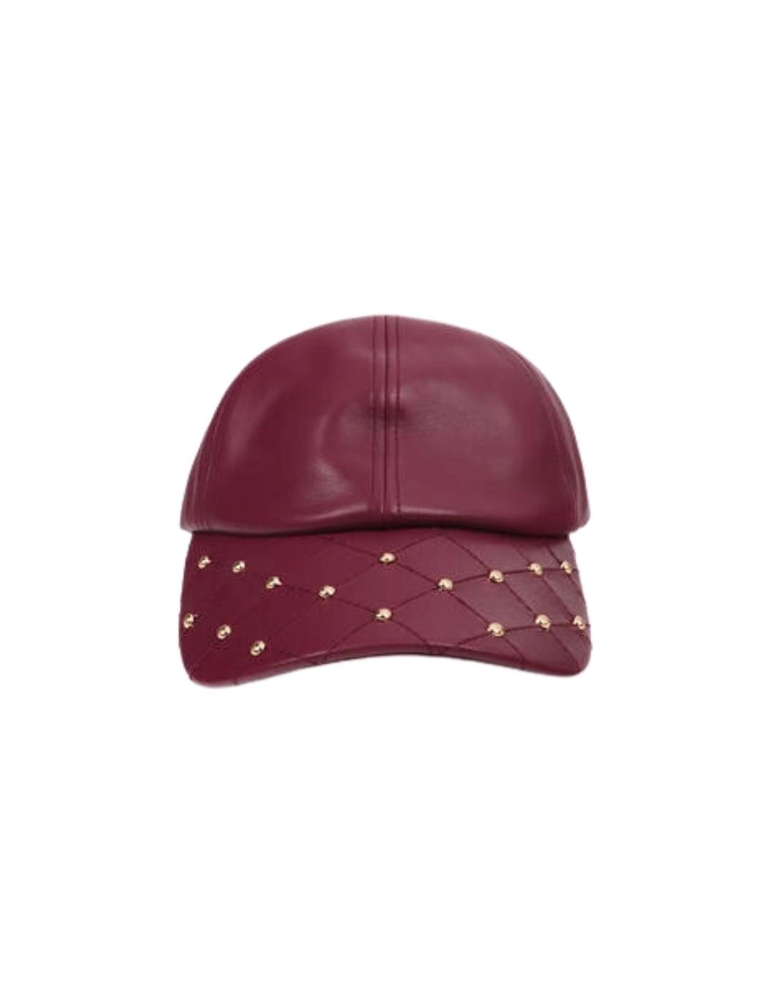 Lola Casademunt Gorra Efecto Piel Tachas Burdeos