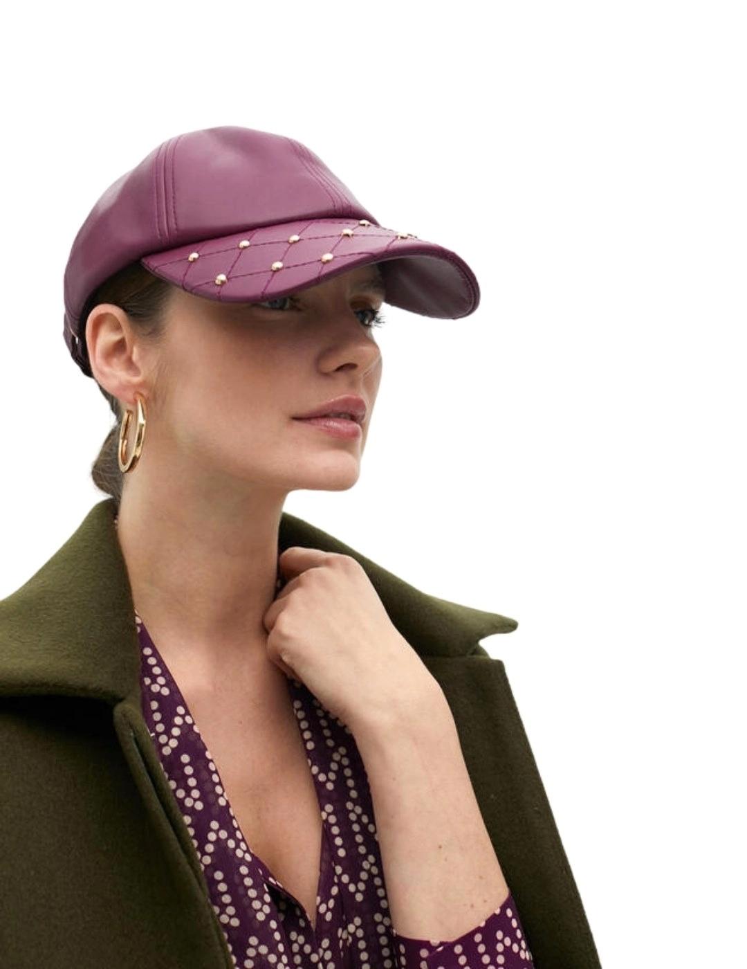 Lola Casademunt Gorra Efecto Piel Tachas Burdeos