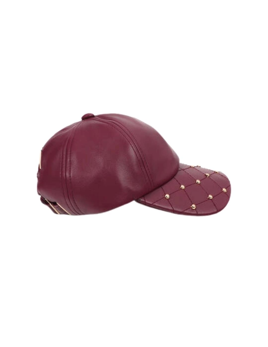 Lola Casademunt Gorra Efecto Piel Tachas Burdeos