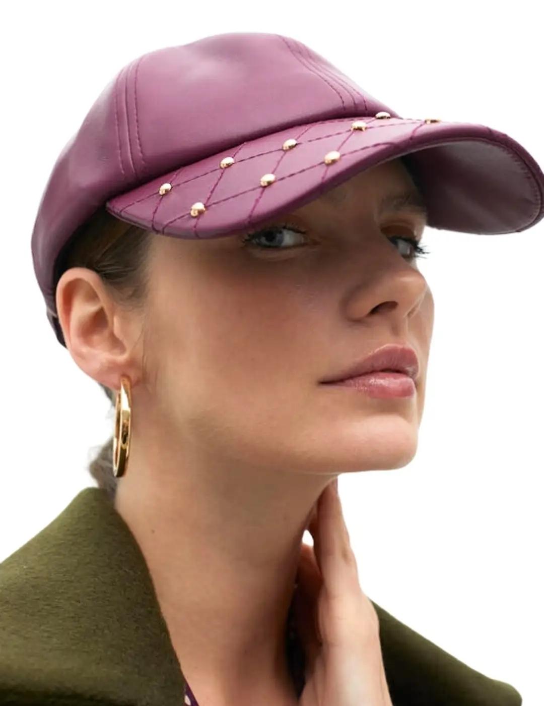Lola Casademunt Gorra Efecto Piel Tachas Burdeos