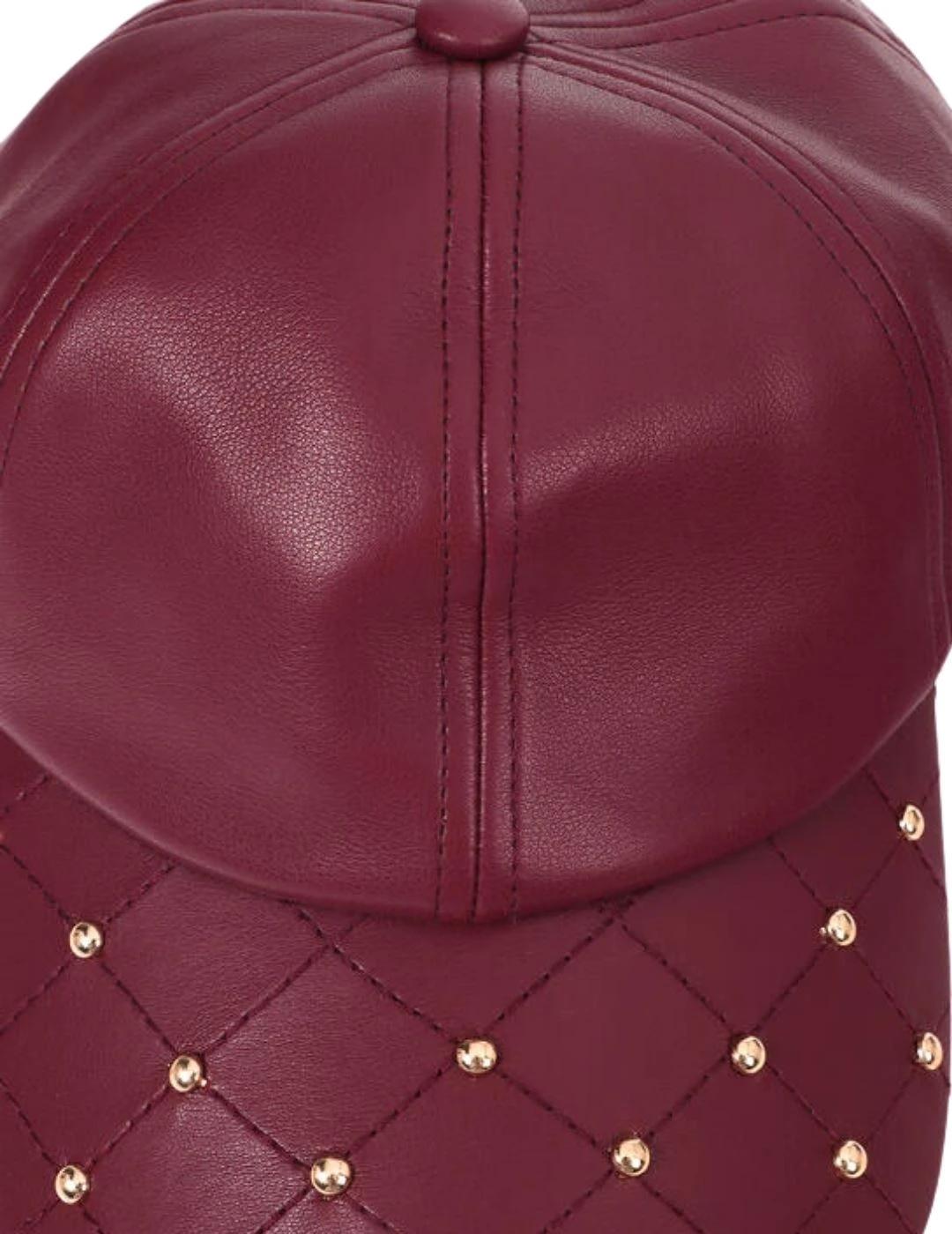 Lola Casademunt Gorra Efecto Piel Tachas Burdeos