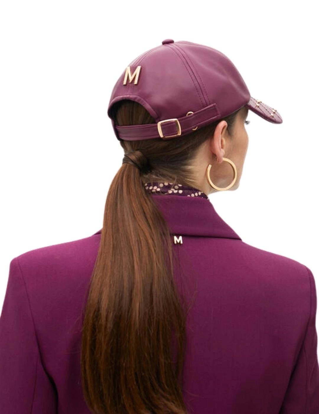 Lola Casademunt Gorra Efecto Piel Tachas Burdeos