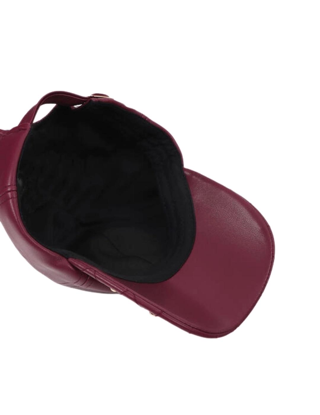 Lola Casademunt Gorra Efecto Piel Tachas Burdeos