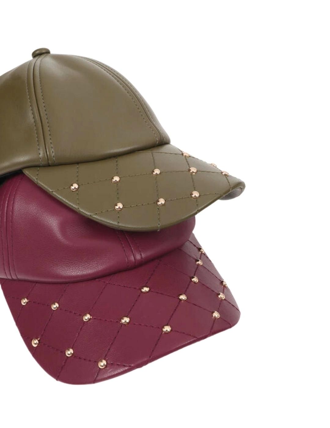 Lola Casademunt Gorra Efecto Piel Tachas Burdeos