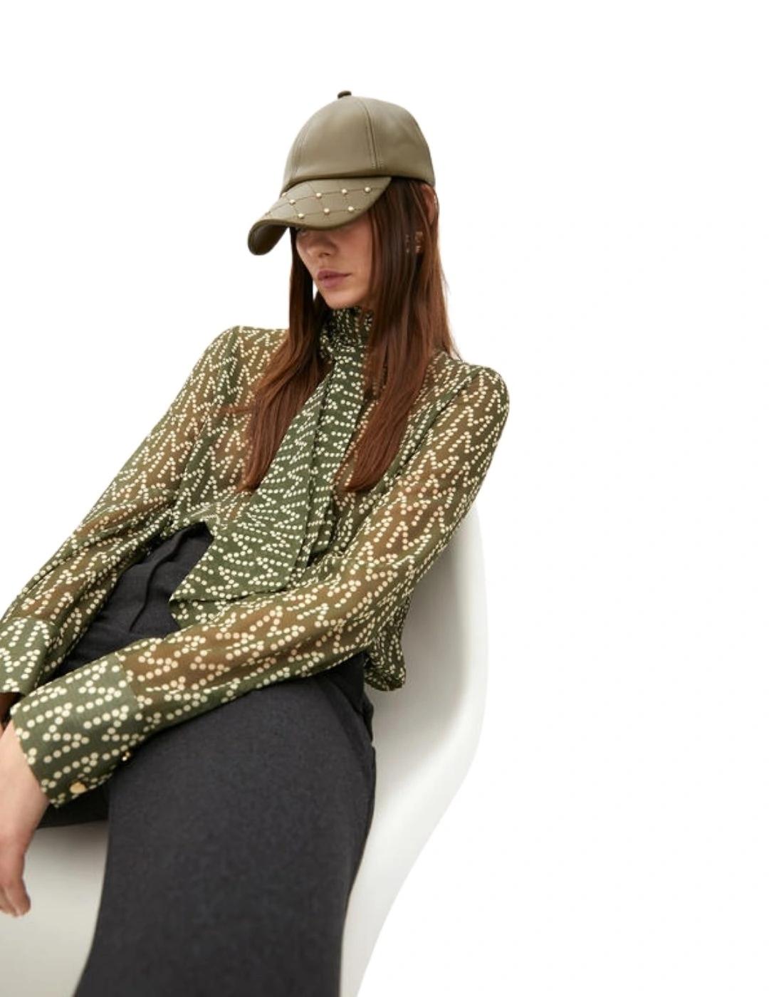 Lola Casademunt Gorra Efecto Piel Tachas Verde