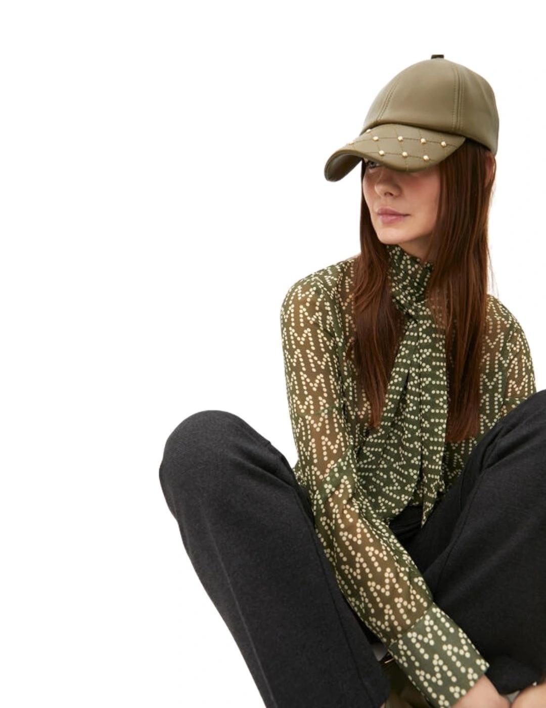 Lola Casademunt Gorra Efecto Piel Tachas Verde