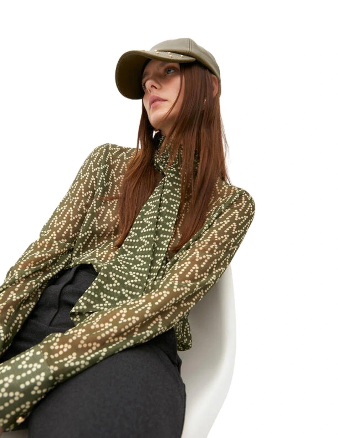 Lola Casademunt Gorra Efecto Piel Tachas Verde