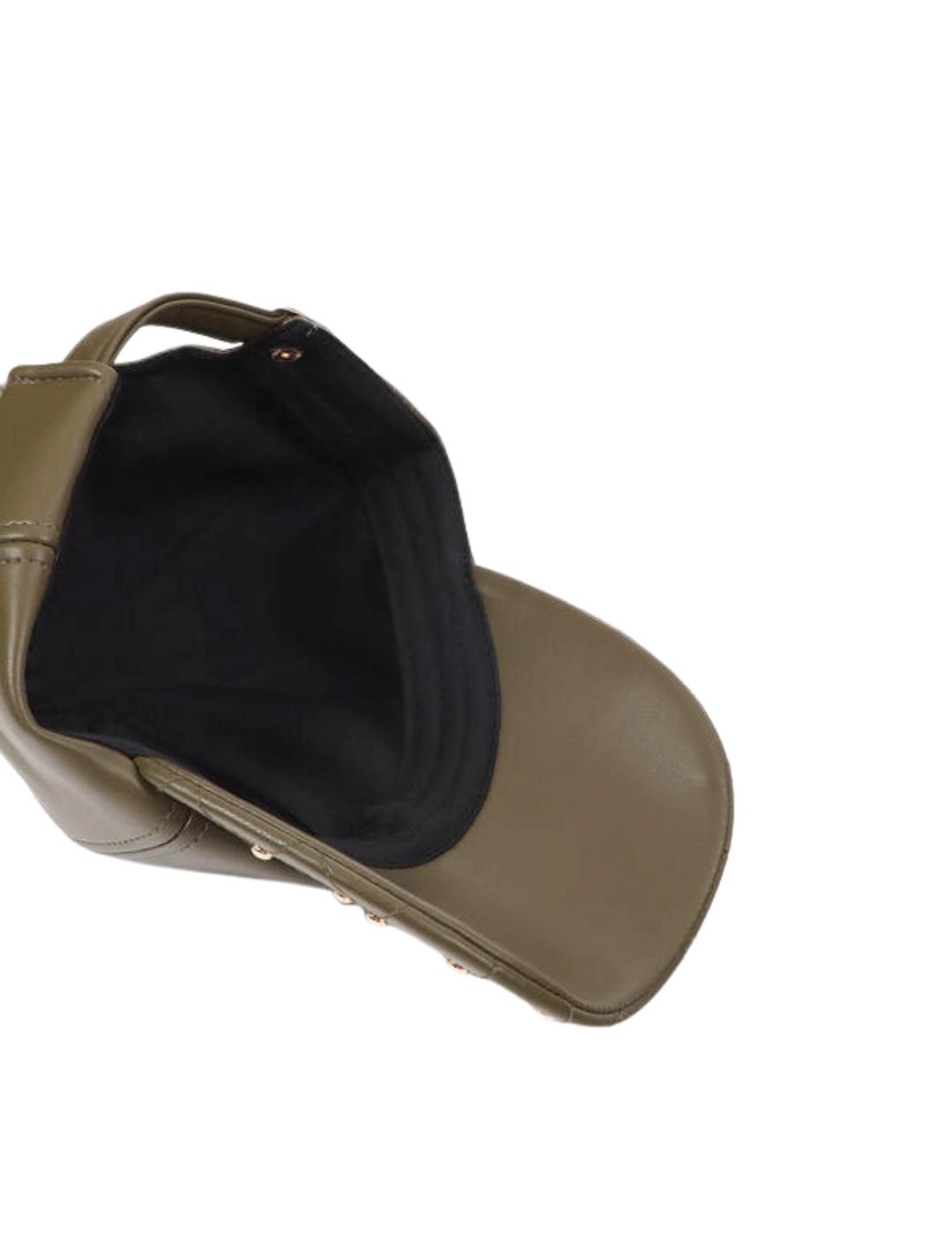 Lola Casademunt Gorra Efecto Piel Tachas Verde