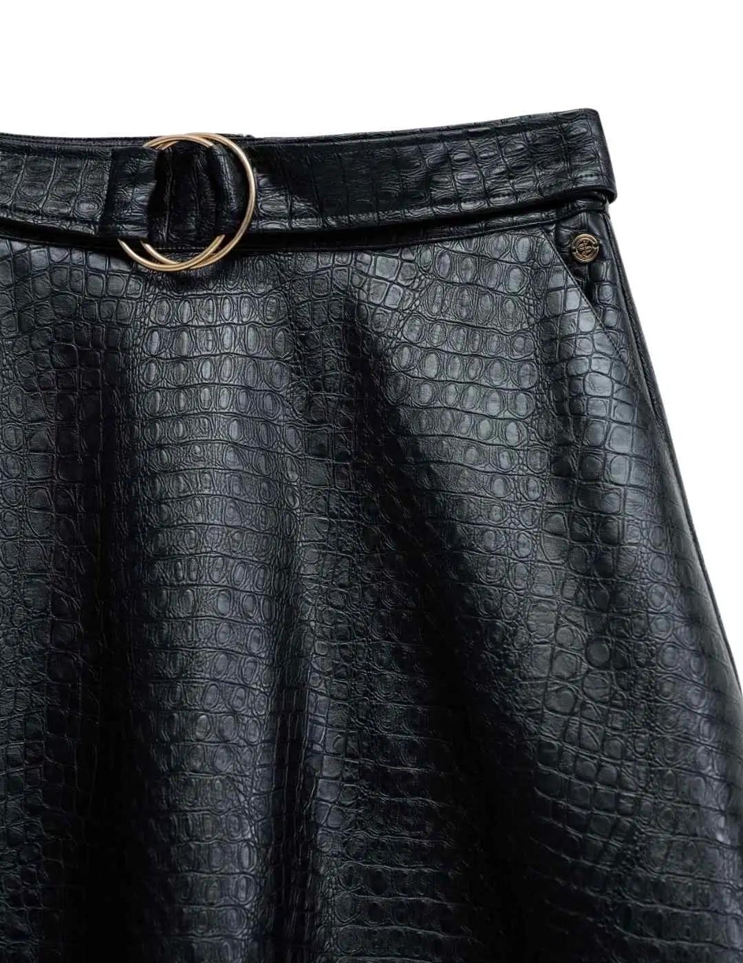 Salsa Falda Midi Efecto piel con cinturón Negra