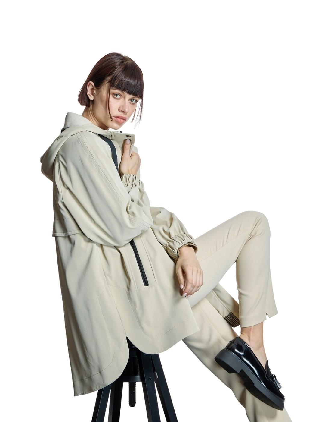 Alba Conde Parka Beige con bolsillos y capucha