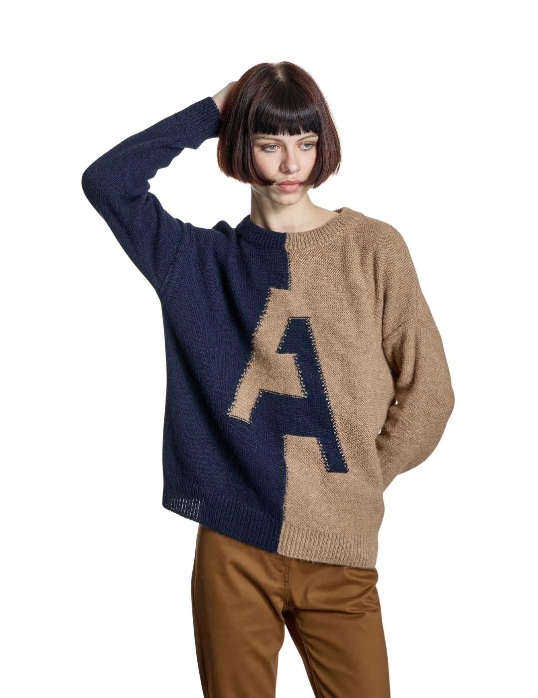 Alba Conde Jersey bicolor Camel y azul marino