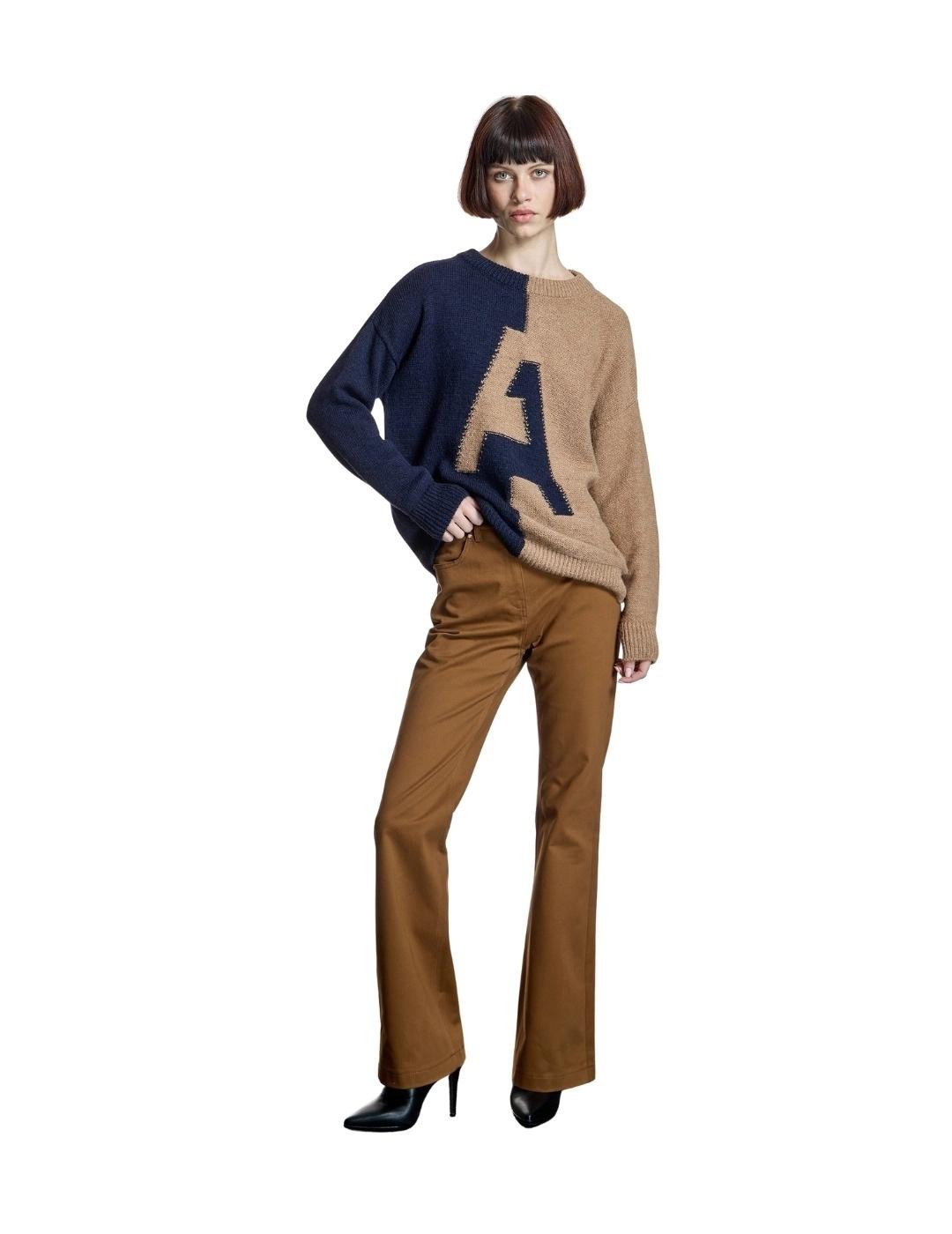 Alba Conde Jersey bicolor Camel y azul marino