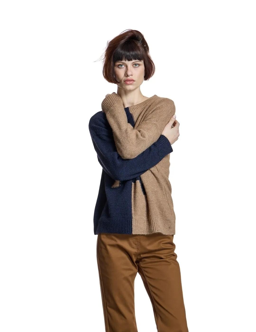 Alba Conde Jersey bicolor Camel y azul marino