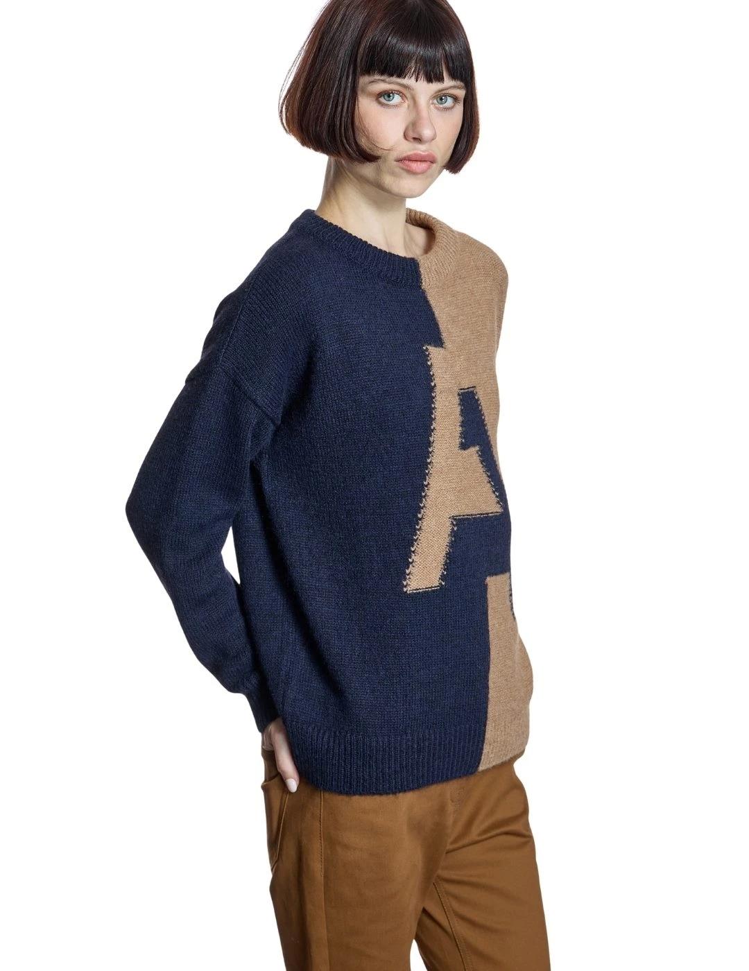 Alba Conde Jersey bicolor Camel y azul marino