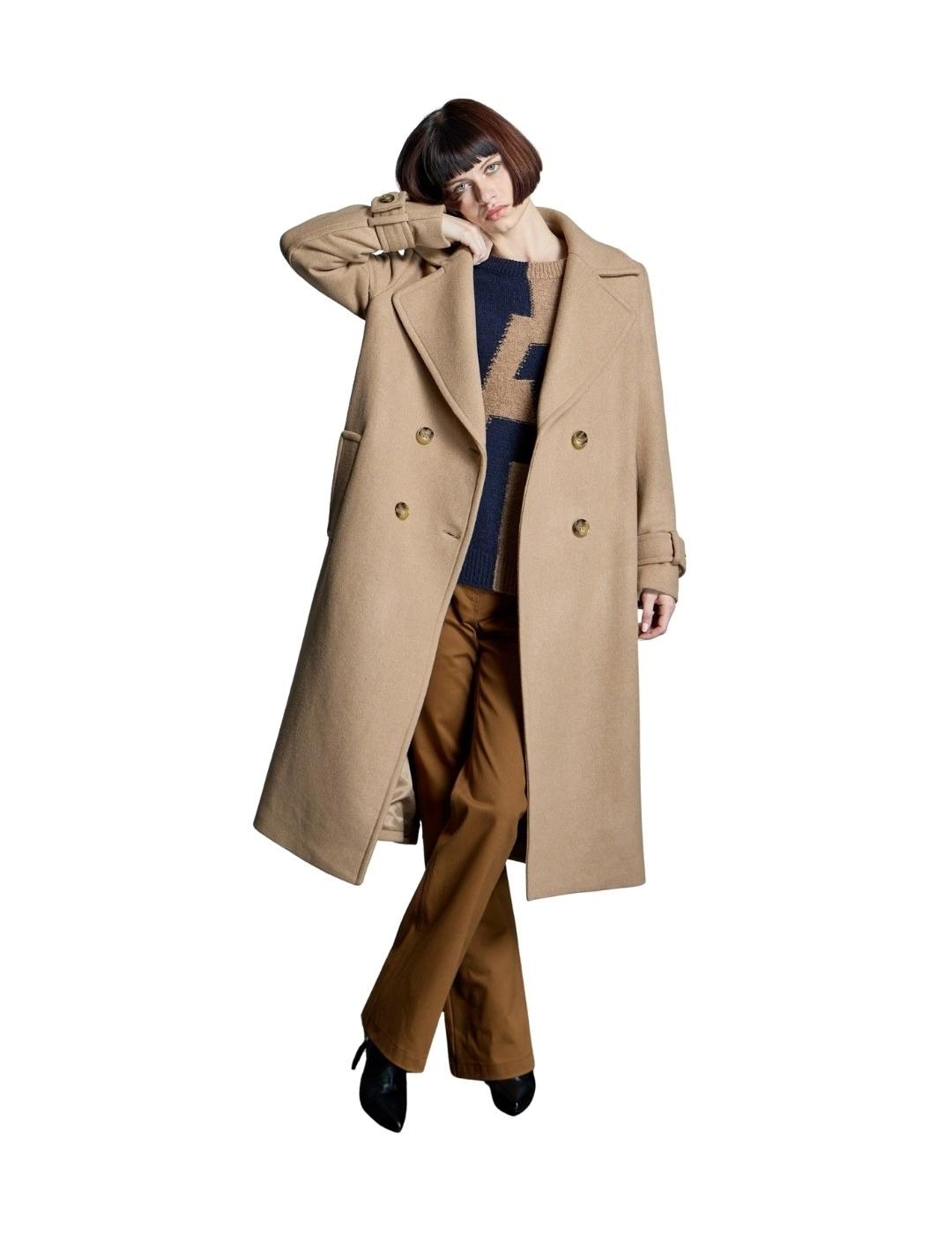 Alba Conde Jersey bicolor Camel y azul marino