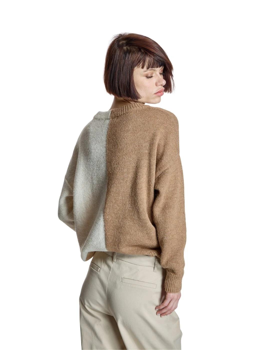 Alba Conde Jersey bicolor Crudo y camel