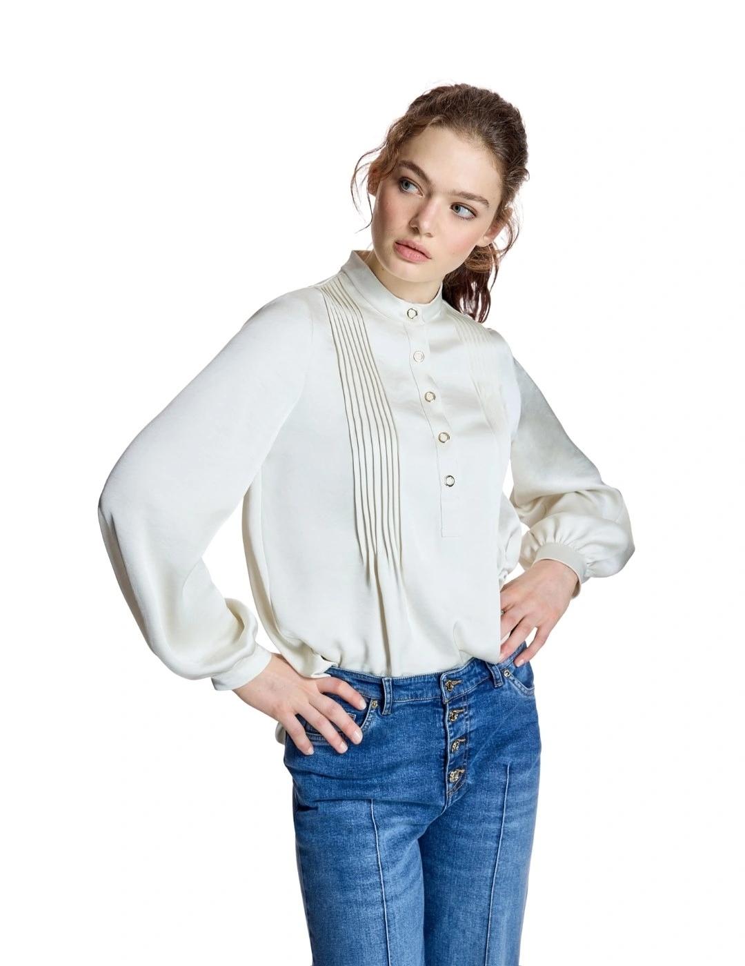 Alba Conde Blusa Blanca manga larga