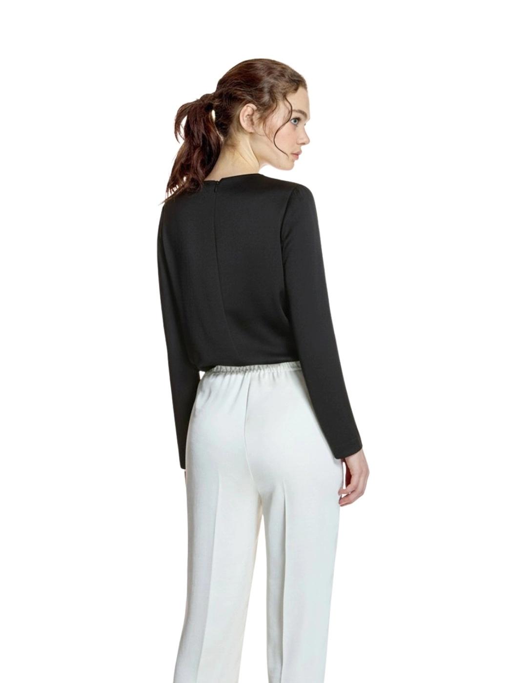 Alba Conde Blusa Negra cuello redondo