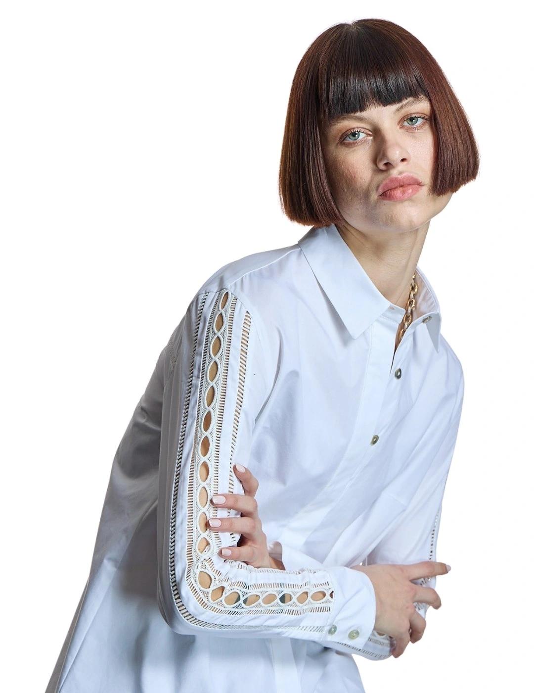 Alba Conde Camisa blanca con manga calada