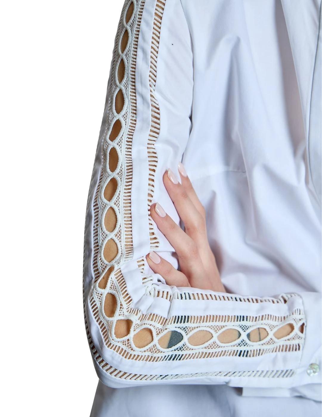 Alba Conde Camisa blanca con manga calada