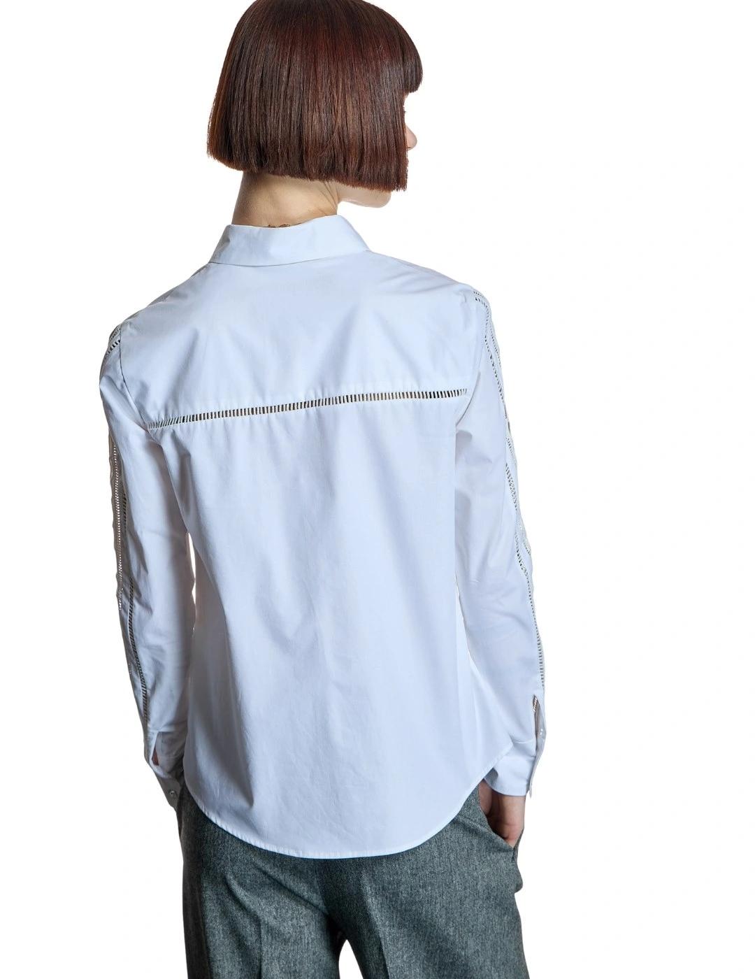 Alba Conde Camisa blanca con manga calada