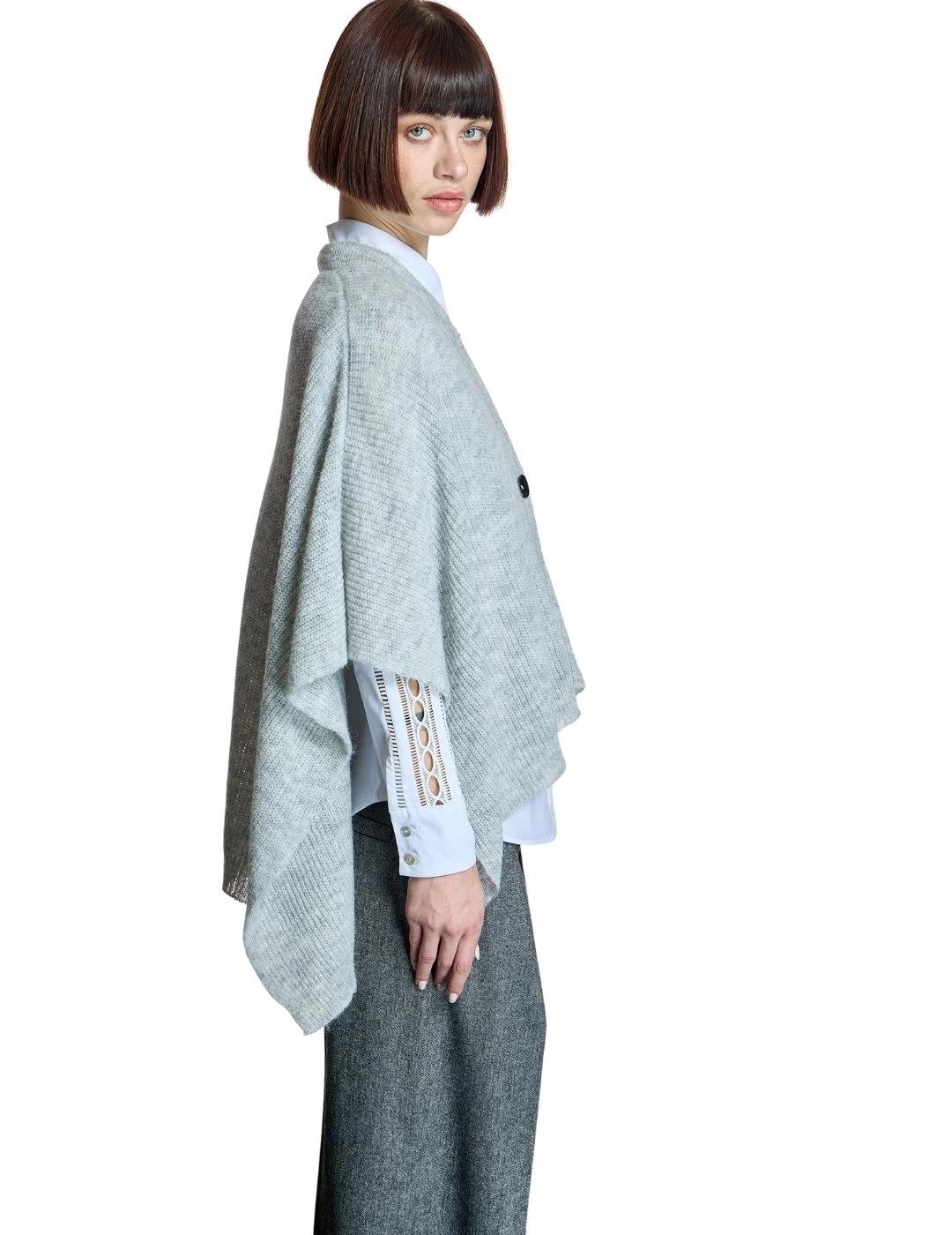 Alba Conde Camisa blanca con manga calada