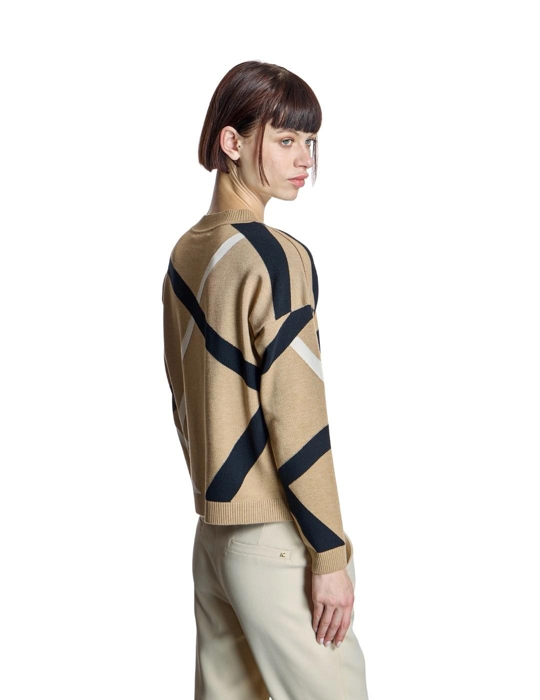 Alba Conde Jersey Camel con diseño geométrico