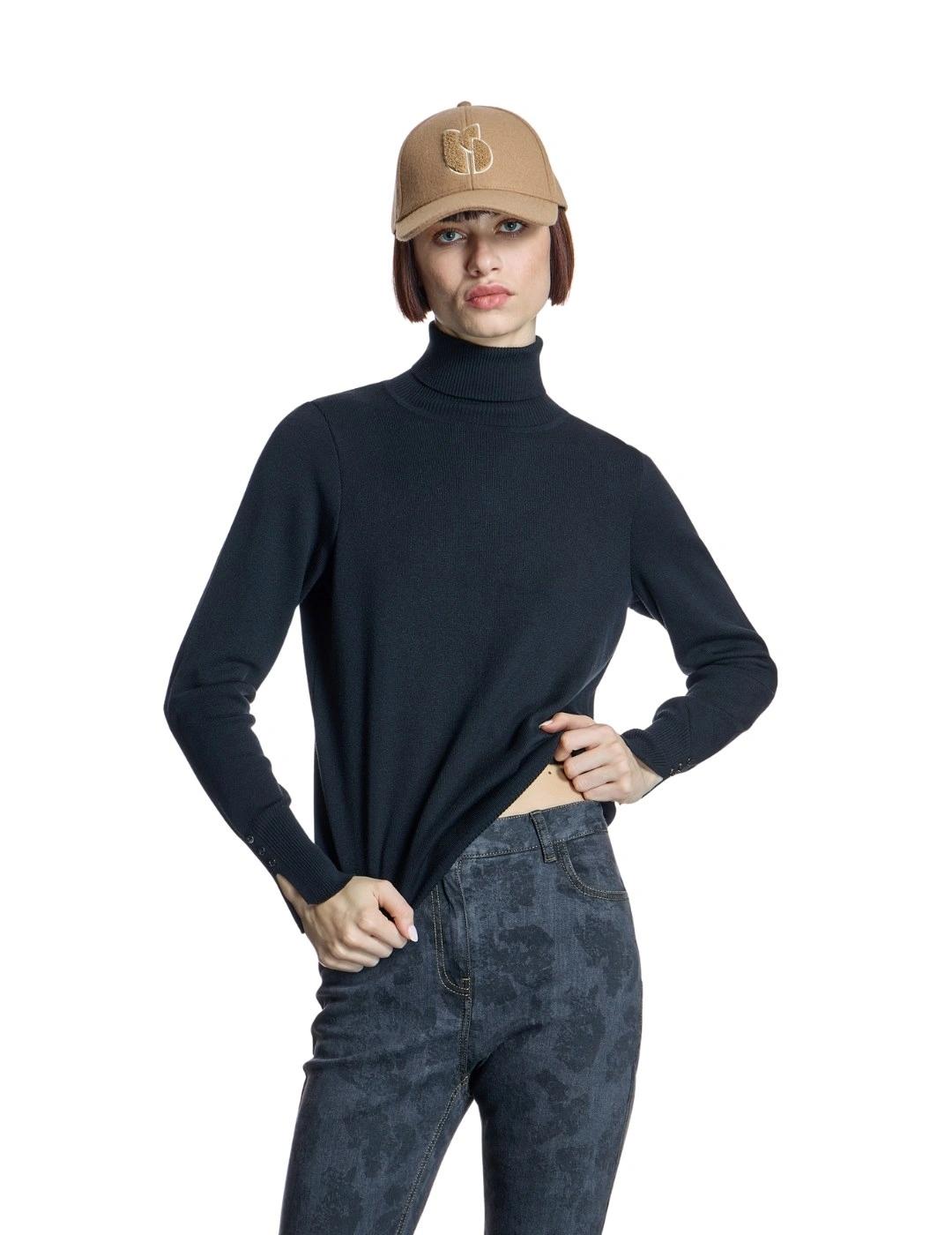 Alba Conde Jersey Negro de punto fino cuello vuelt