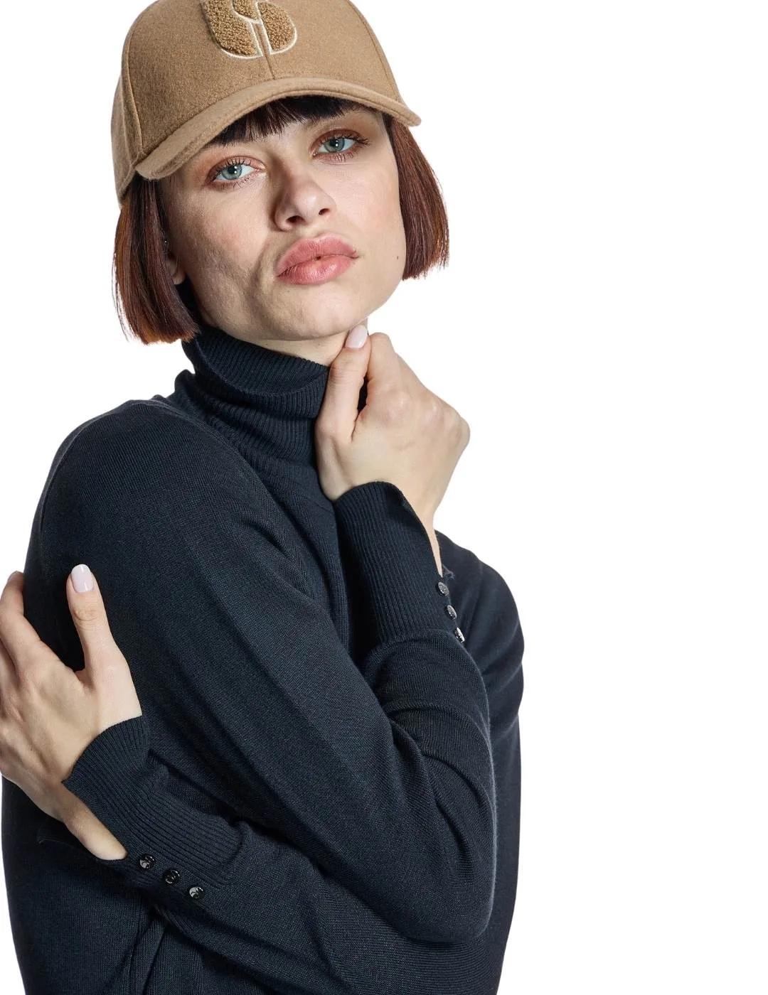 Alba Conde Jersey Negro de punto fino cuello vuelt