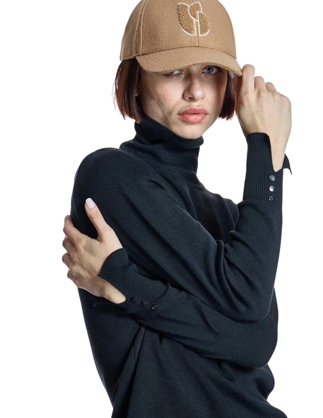 Alba Conde Jersey Negro de punto fino cuello vuelt