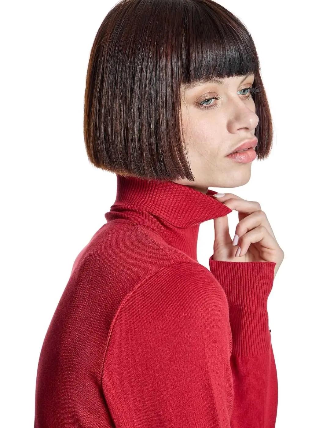 Alba Conde Jersey Rojo de punto fino cuello vuelto