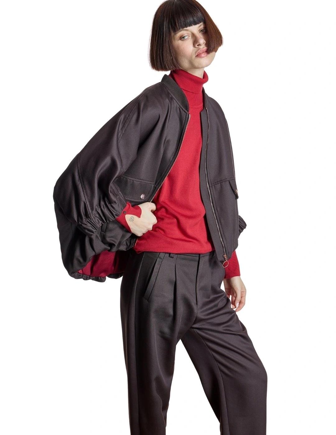 Alba Conde Jersey Rojo de punto fino cuello vuelto