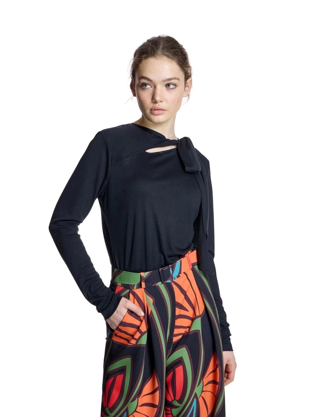 Alba Conde Camiseta Negra con lazo