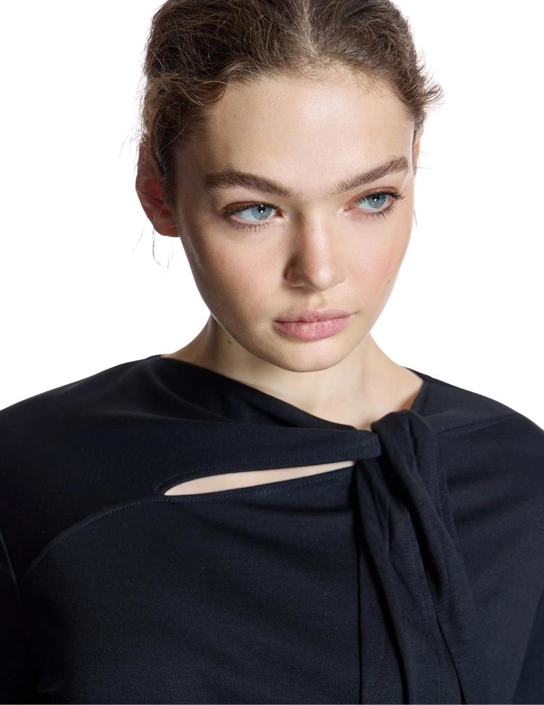 Alba Conde Camiseta Negra con lazo