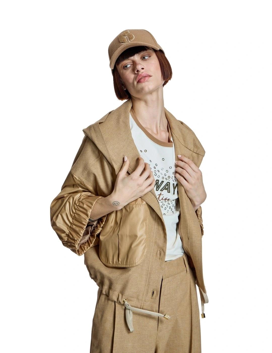 Alba Conde Cazadora corta camel con capucha