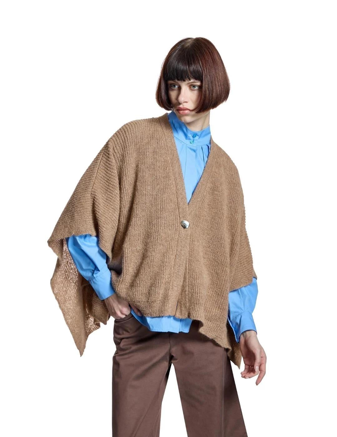 Alba Conde Capa de punto fino Camel