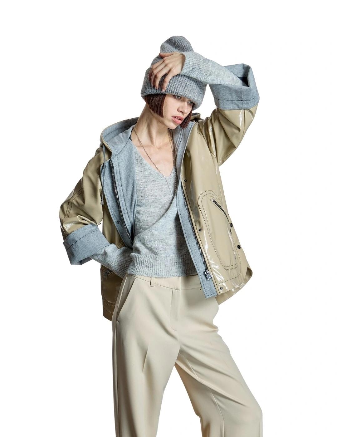 Alba Conde Parka Beige efecto charol