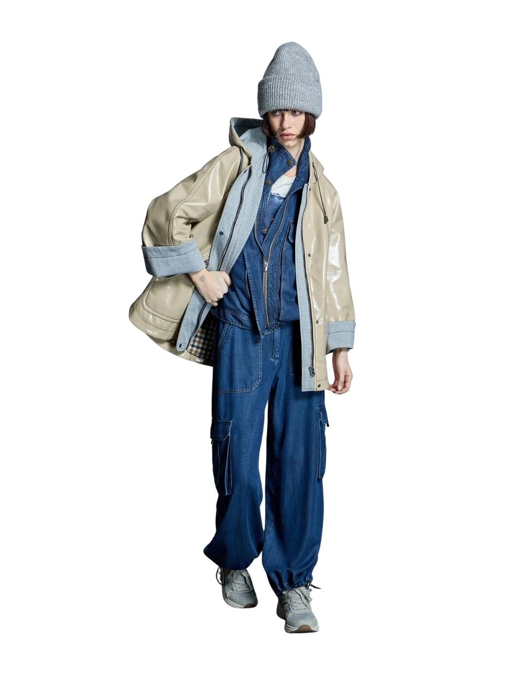 Alba Conde Parka Beige efecto charol