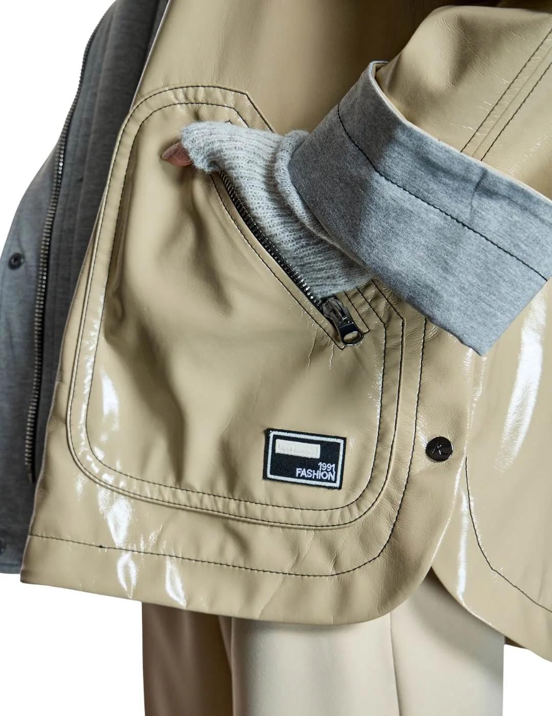 Alba Conde Parka Beige efecto charol