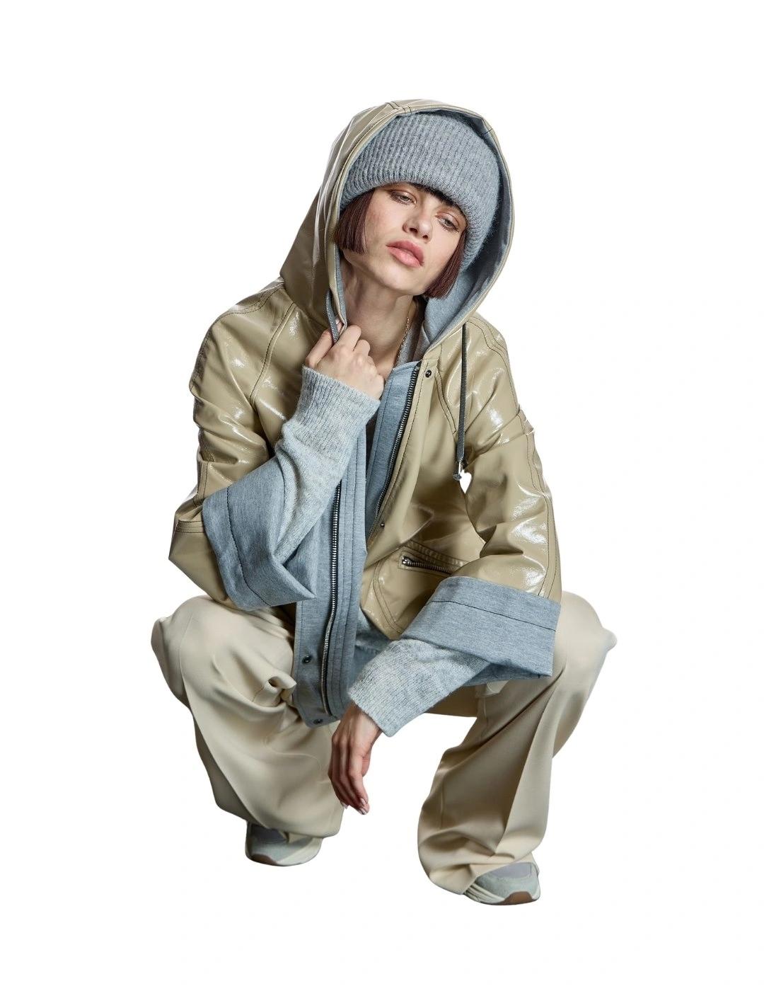 Alba Conde Parka Beige efecto charol