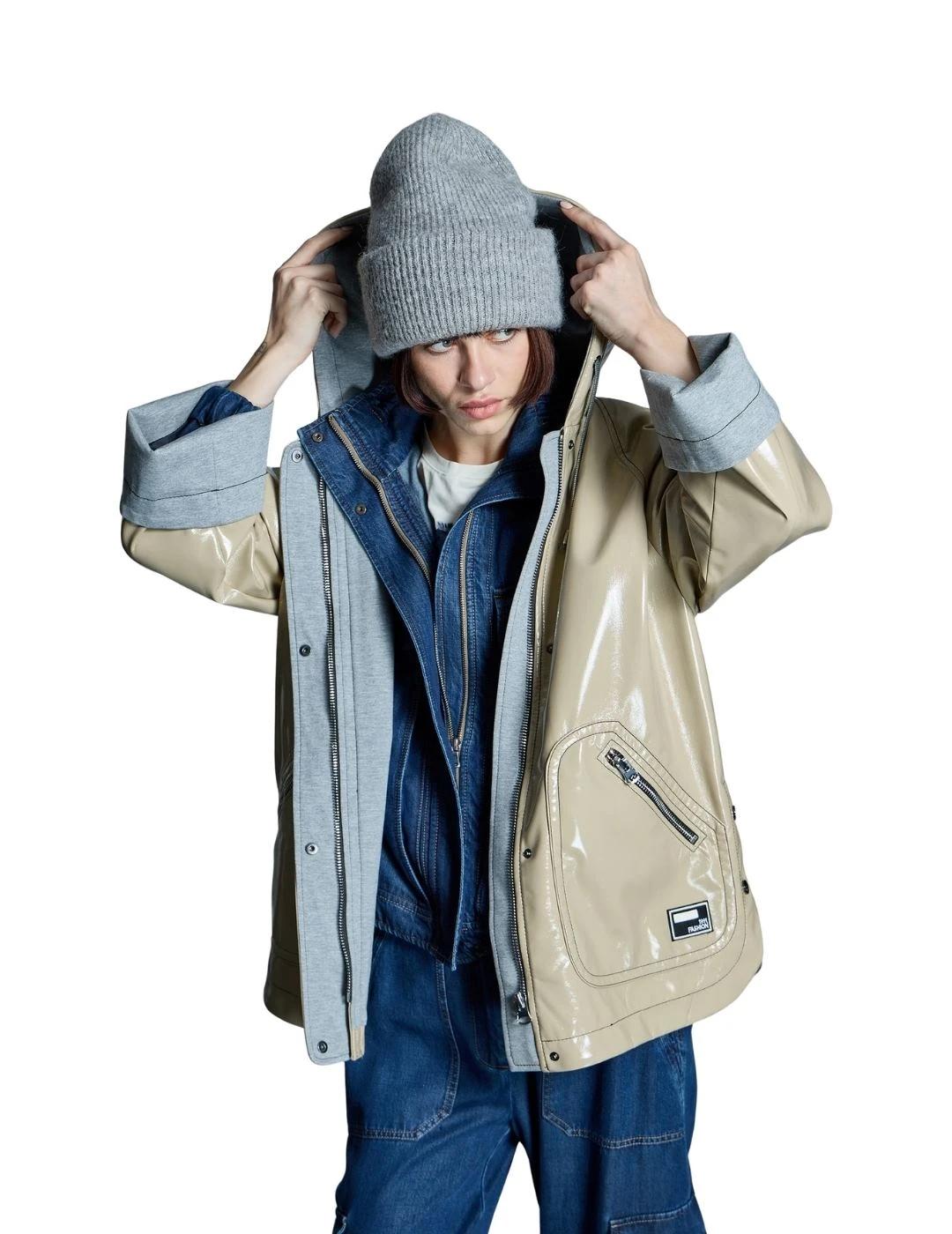 Alba Conde Parka Beige efecto charol