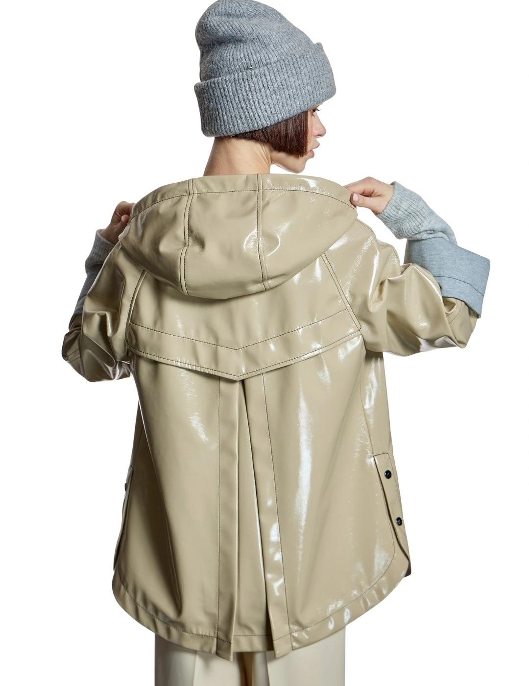 Alba Conde Parka Beige efecto charol