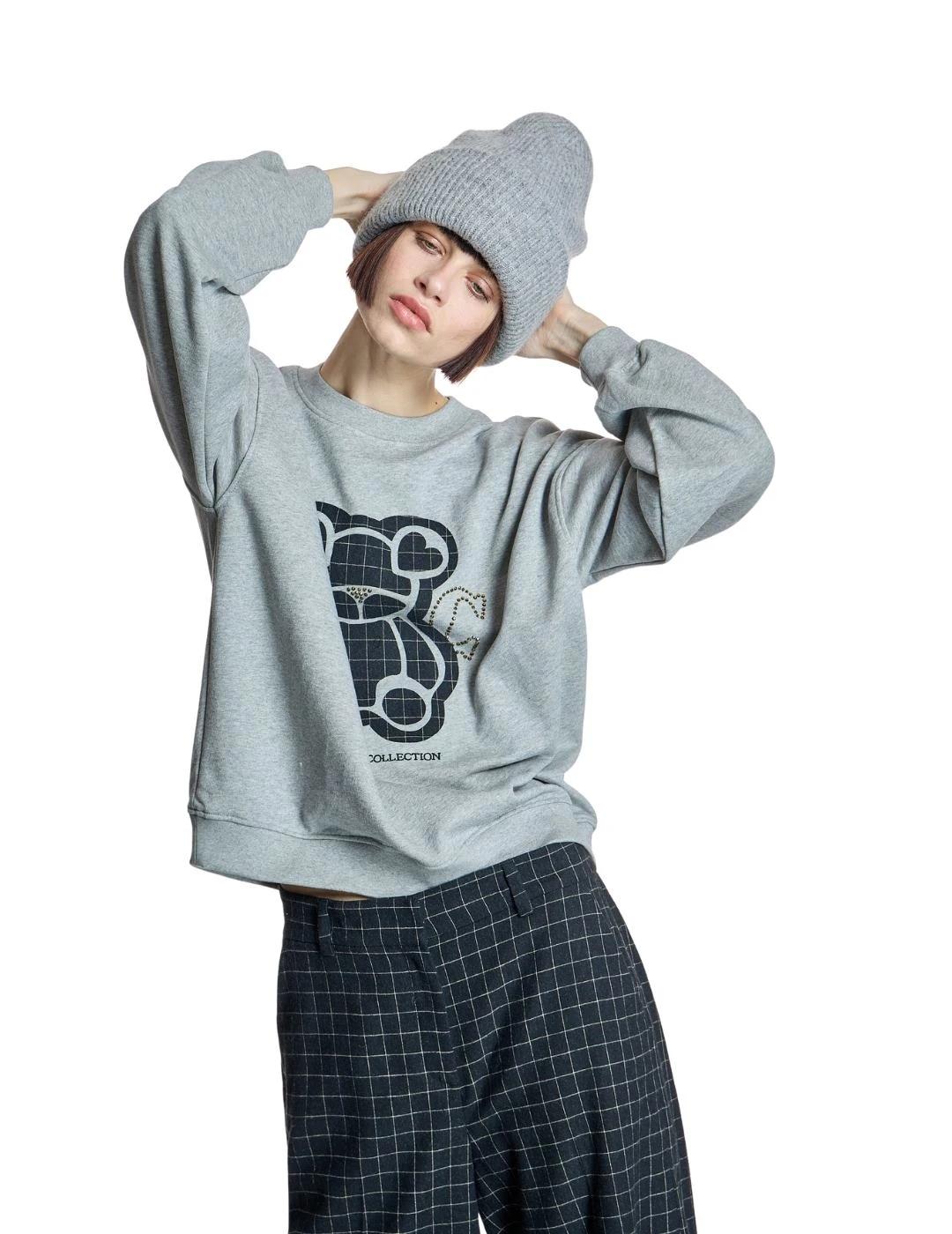 Alba Conde Sudadera Gris con print de oso