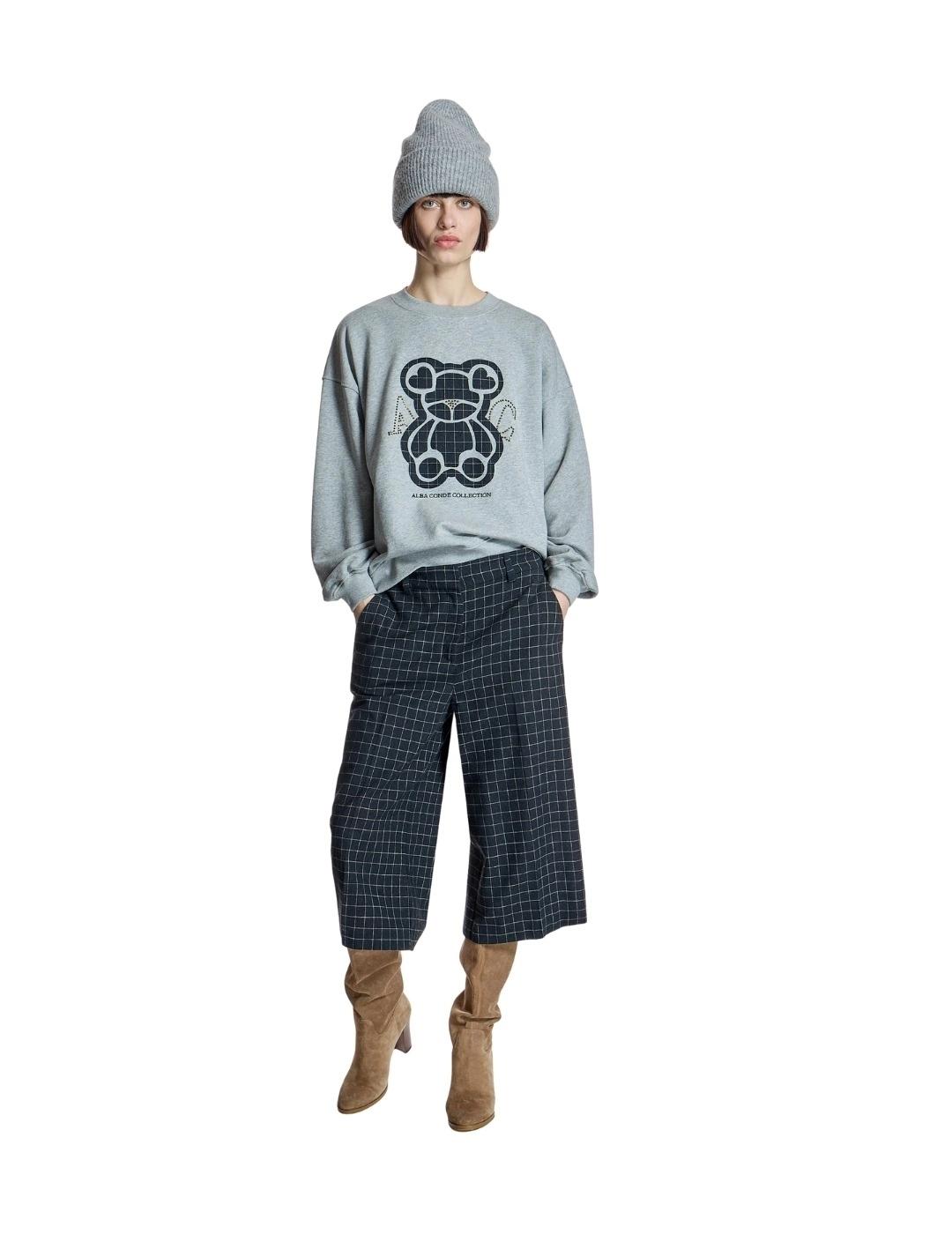 Alba Conde Sudadera Gris con print de oso